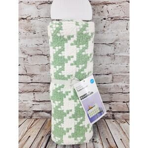 Target Hounds Tooth Green & White Table Runner 100% Cotton 14" x 72" New